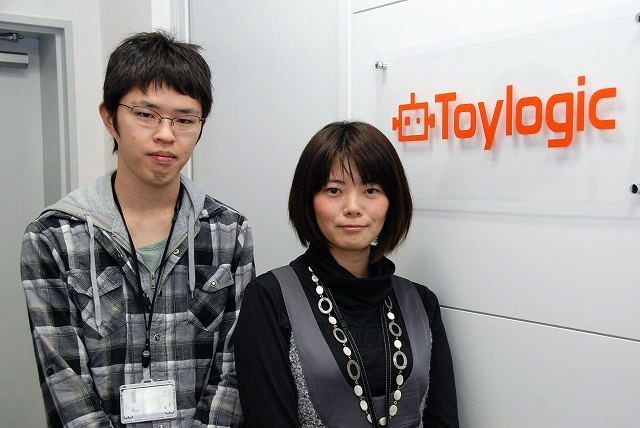 トイロジックでメンターを務めた遠渡知里さん（開発部デザイン課デザイナー・右）と、新人の林宏晃氏（開発部プログラム課プログラマー・左）