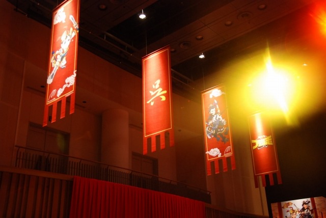 会場は三国志風に装飾され、会議を演出