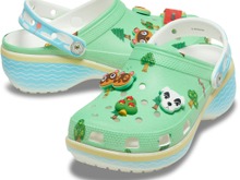 足元が『どうぶつの森』の無人島に!「クロックス」コラボが遊び心満載、取り外し可能なジビッツチャームにはたぬきちやとたけけも 画像