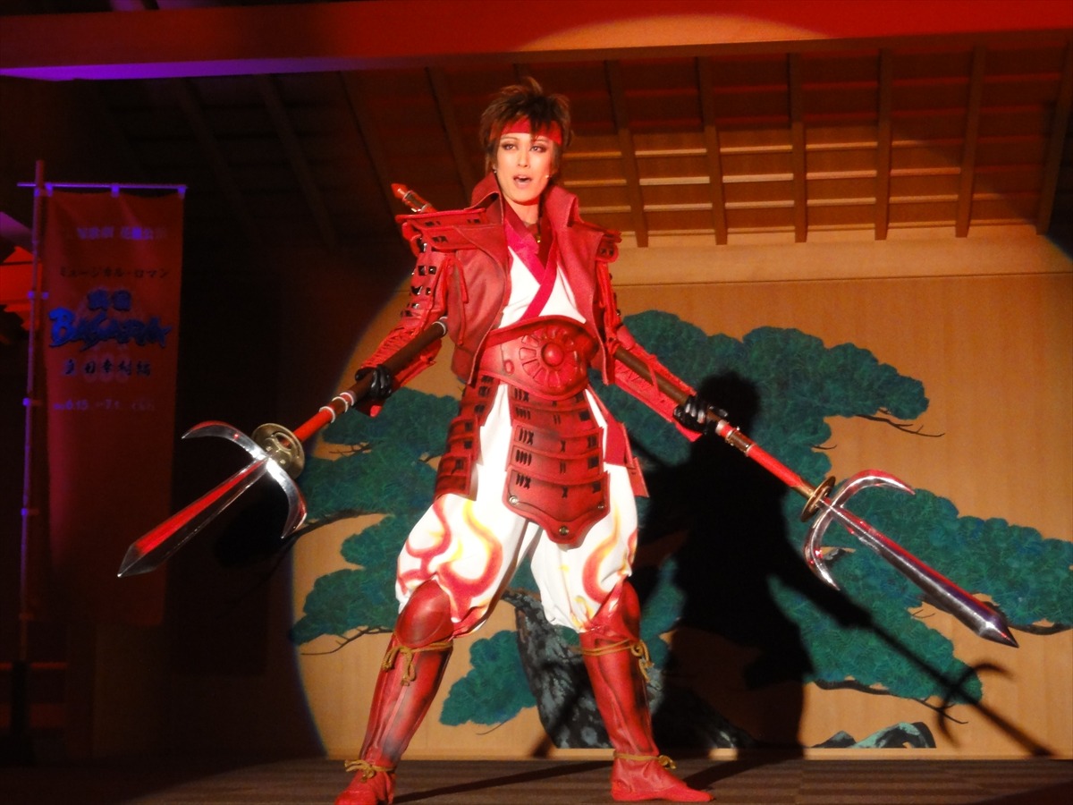これは目覚めてしまいそう 宝塚歌劇団花組公演 戦国basara 制作発表会でのパフォーマンスをフォトレポートでお届け 4枚目の写真 画像 インサイド これは目覚めてしまいそう 宝塚歌劇団花組公演 戦国basara 制作発表会でのパフォーマンスをフォトレポートでお届け 4枚目の写真 画像 インサイド