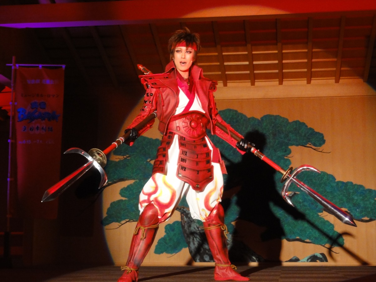 これは目覚めてしまいそう 宝塚歌劇団花組公演 戦国basara 制作発表会でのパフォーマンスをフォトレポートでお届け 4枚目の写真 画像 インサイド