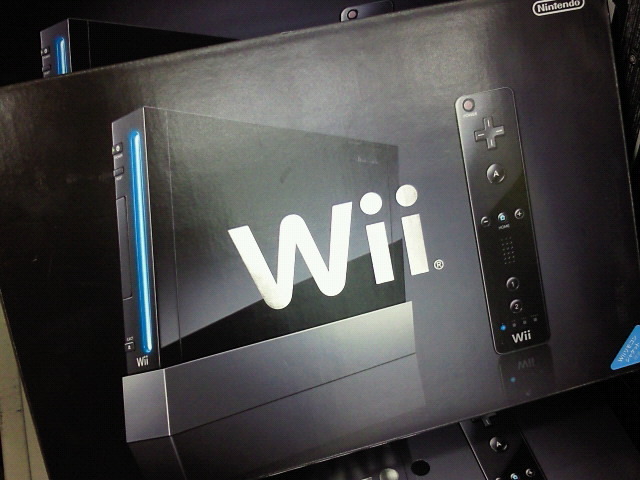 新色Wii(クロ)のパッケージがショップ店頭に並び始める