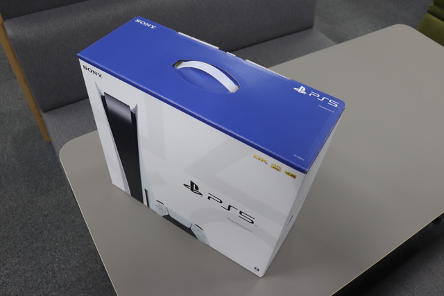 編集部にPS5が到着！まずは外箱をじっくりチェックだ……！