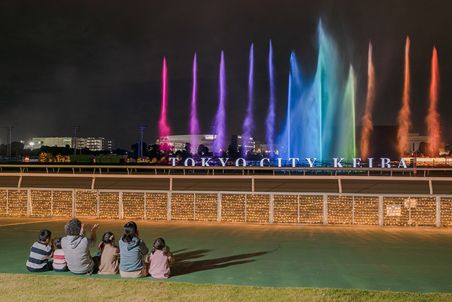 虹色に輝く光の大噴水／画像提供：東京メガイルミ
