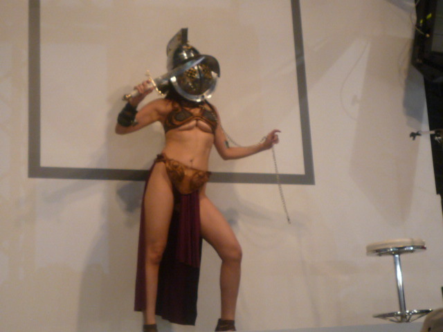 【TGS2009】謎の仮面をかぶった女戦士が登場！アクワイア『剣闘士』スペシャルステージ