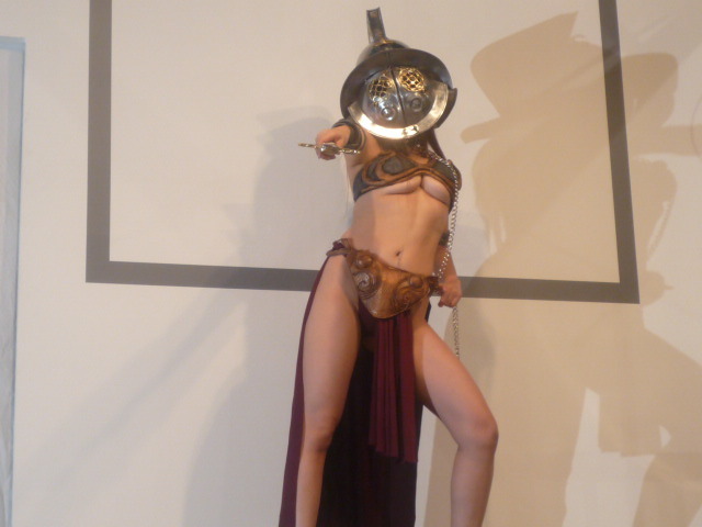 【TGS2009】謎の仮面をかぶった女戦士が登場！アクワイア『剣闘士』スペシャルステージ