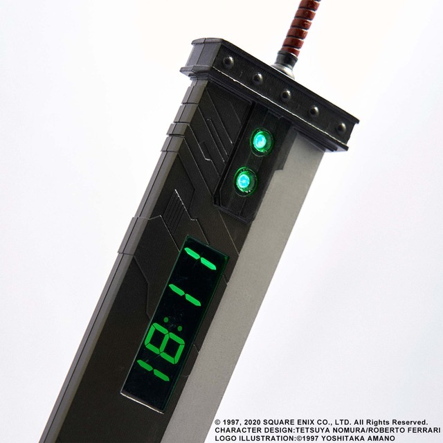 『FF7 リメイク』を象徴するバスターソード型デジタルクロックが予約受付開始―「片翼の天使」「エアリスのテーマ」で朝を迎えよう