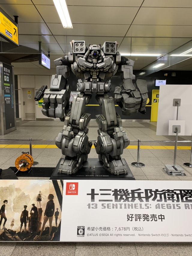 『十三機兵防衛圏』JR秋葉原駅に「13番機兵」出現！スイッチ版発売記念に”2m超えの立像”が展示中