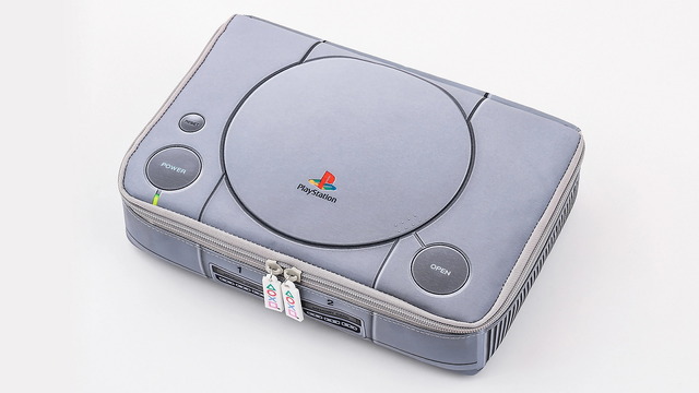 まるで本物！初代PlayStationを“原寸大”で再現した「マルチポーチ」登場