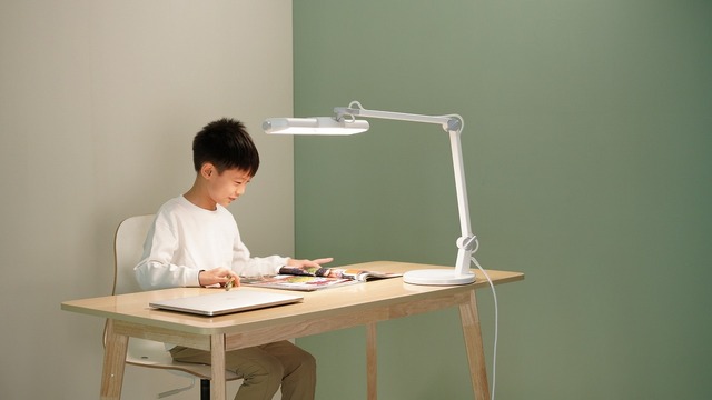 ベンキュージャパンから新型デスクライト「MindDuo 2」発売！光と機能を究極まで追求、子どもの眼精疲労防止にも