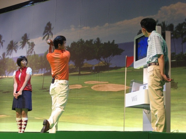 【CAPCOM Wii&DS新作タイトル発表会】井上和香さんと江連プロが『WE LOVE GOLF!』をプレイ!