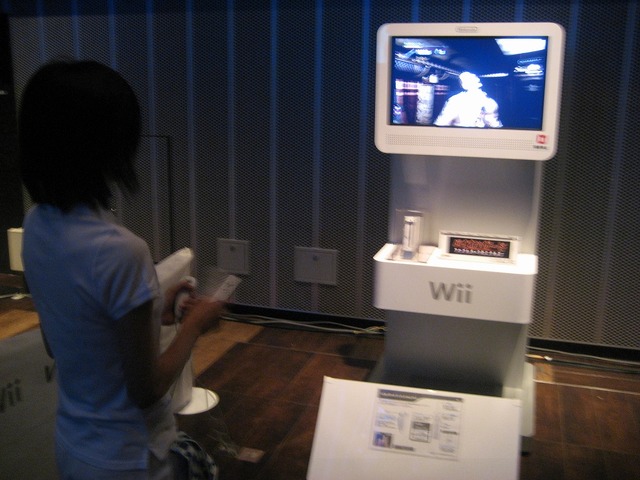 【CAPCOM Wii&DS新作タイトル発表会】 Wiiザッパーも触っちゃいました！『バイオハザードUC』プレイレポート
