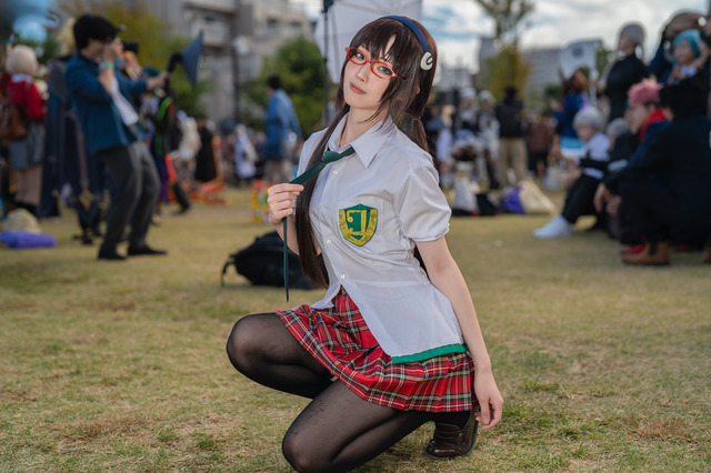 コスプレ】絶対領域に釘付け!メガネと制服がバッチリきまった コスプレ】絶対領域に釘付け!メガネと制服がバッチリきまった