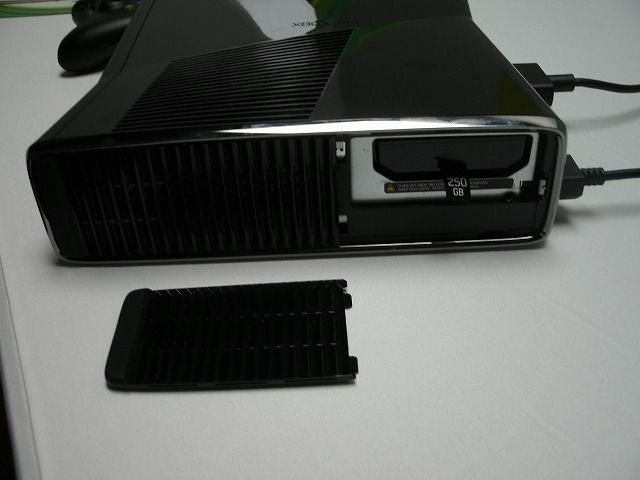 【E3 2010】これが新型Xbox360、スリムで静かに