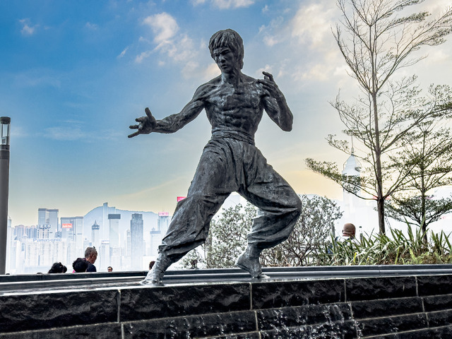 「香港のヒーロー」ブルース・リーの像