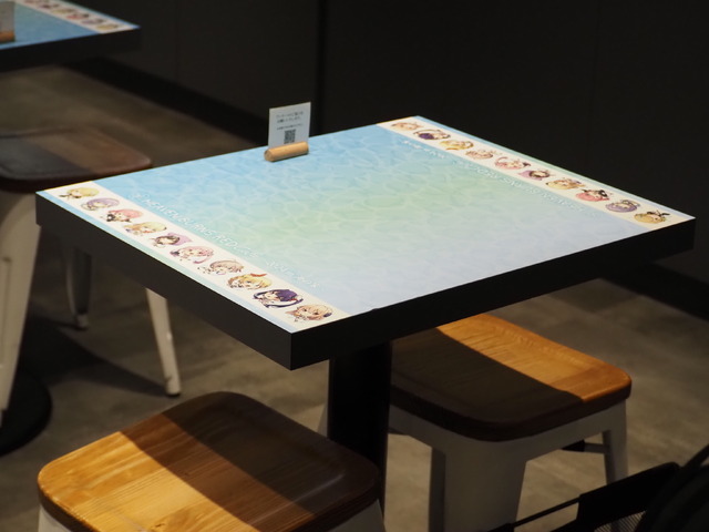 「よっ！トロピカルだねぇ！」『ヘブンバーンズレッドカフェ～2024 in 海の家～』フォトレポ―キャンサーパンケーキやナービィフルーツポンチなど夏真っ盛り！
