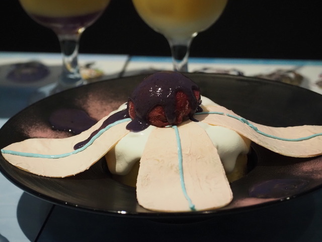 「よっ！トロピカルだねぇ！」『ヘブンバーンズレッドカフェ～2024 in 海の家～』フォトレポ―キャンサーパンケーキやナービィフルーツポンチなど夏真っ盛り！