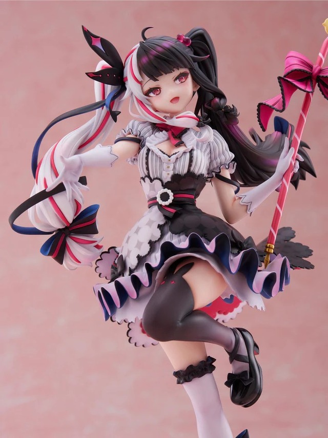 チラリと見える太ももから目が離せない…！にじさんじ・夜見れながフィギュアで登場―“アイドルマジシャン”らしいキュートな姿をそのまま立体化