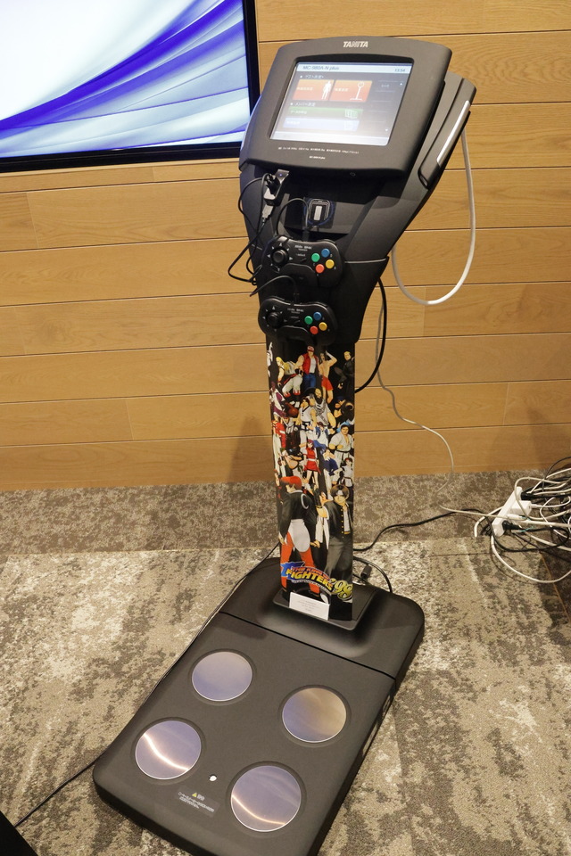 「不知火舞」の体脂肪率をタニタがガチ計測！？ 『KOF’98』が遊べる220万円の“SNKコラボ体組成計”が色々と凄かった【現地レポ】