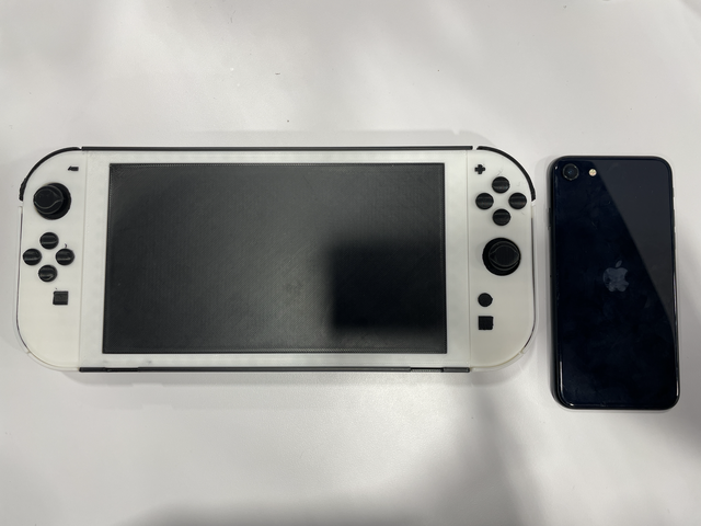 リークをもとに作り上げた？「ニンテンドースイッチ 2」のカバーを展示する海外メーカーに直撃取材！