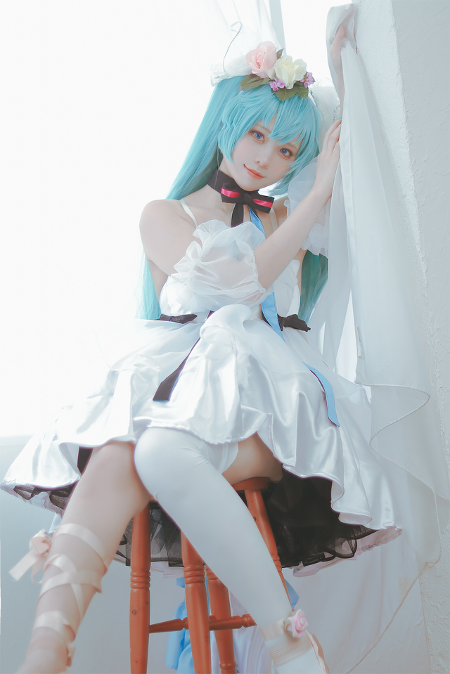 初音ミク／るーみ（X：@love1loooomy）、撮影：まさる（X：@masaru_cos