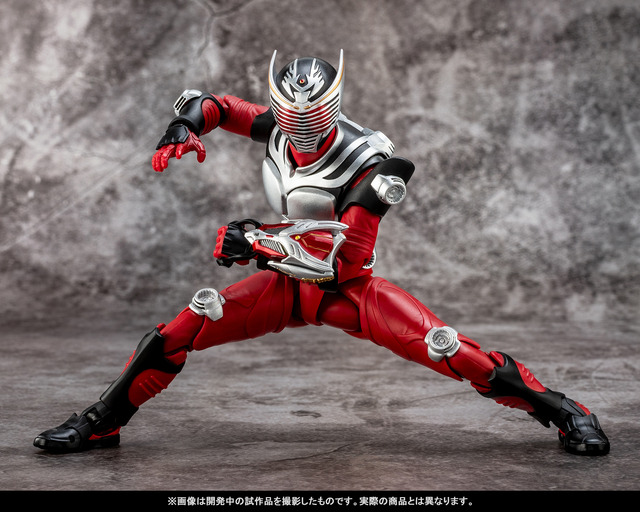 「仮面ライダー龍騎」アクションフィギュアが最高にクール！圧倒的な可動域、OPで印象的な複眼も光る