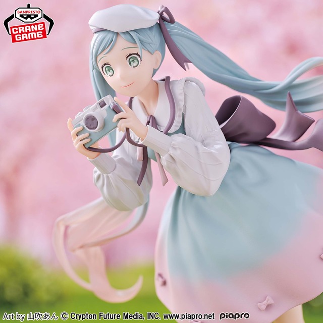 春らしいデザインが可愛い！「初音ミク」新作フィギュアがプライズで登場―カメラを構えた柔らかい雰囲気が素敵