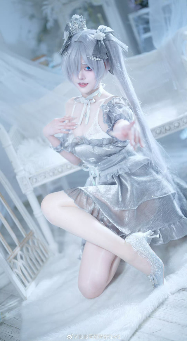 シンデレラ／比比骨骼精奇 QWQ（Weibo：比比骨骼精奇 QWQ）