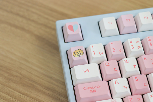 VTuber・結城さくなの推し活するならコレ！ 本人監修ゲーミングキーボード＆マウスパッドをレビュー　サイン入り背面ガラスプレートが嬉しい、ガジェットとしての使用感も◎