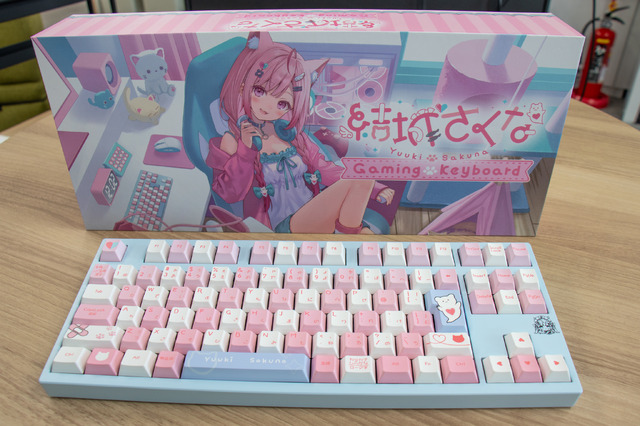 VTuber・結城さくなの推し活するならコレ！ 本人監修ゲーミングキーボード＆マウスパッドをレビュー　サイン入り背面ガラスプレートが嬉しい、ガジェットとしての使用感も◎