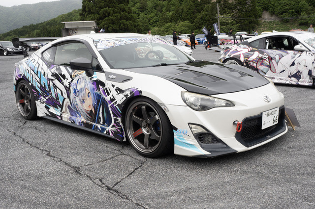ガルウィングの湊あくあ＆紫咲シオンがイカす！「ホロライブ」「にじさんじ」など奥伊吹に集まったVTuber痛車まとめ【ARCChampionship 2025フォトレポ】