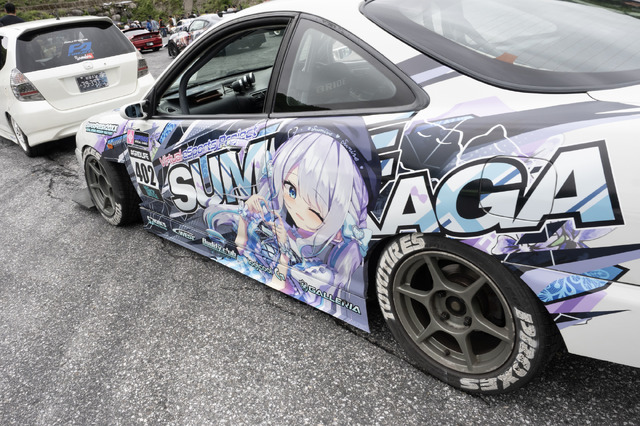 ガルウィングの湊あくあ＆紫咲シオンがイカす！「ホロライブ」「にじさんじ」など奥伊吹に集まったVTuber痛車まとめ【ARCChampionship 2025フォトレポ】