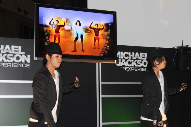 【TGS 2010】Wiiでマイケルになりきれ! 『Michael Jackson: The Experience』をイケメン二人組が実演 
