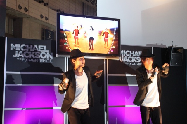 【TGS 2010】Wiiでマイケルになりきれ! 『Michael Jackson: The Experience』をイケメン二人組が実演 