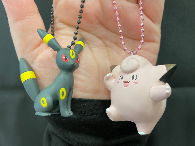 暗闇の中、ブラッキーの模様がほのかに光る！『ポケモン』カプセルトイ「蓄光フィギュアチャーム」が6月12日よりポケセンオンラインにて発売