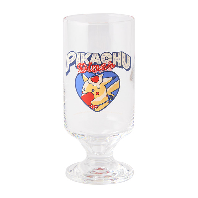 ダイナーを手伝うピカチュウが可愛い！ちょっとレトロな新グッズ「PIKACHU DINER」として、ぬいぐるみやエプロンなどを用意