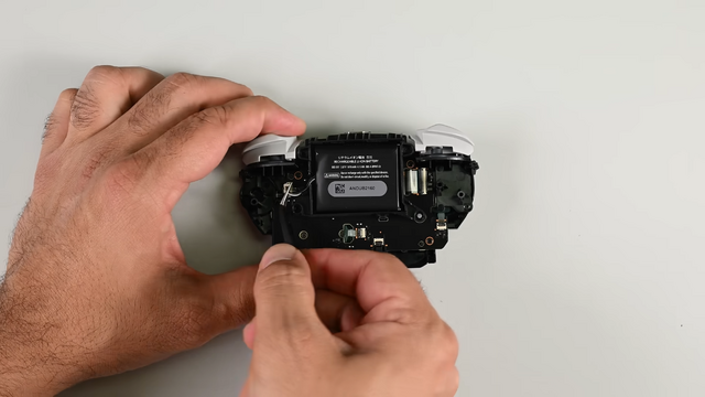 「スイッチ2」純正プロコン、やっぱり「ドリフト」悩まされそう？海外修理チャンネルからみる