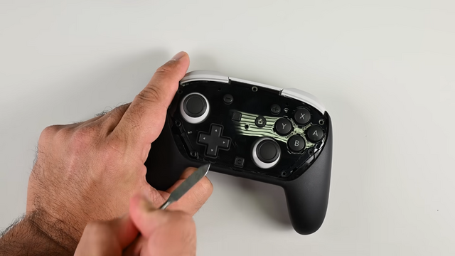 「スイッチ2」純正プロコン、やっぱり「ドリフト」悩まされそう？海外修理チャンネルからみる