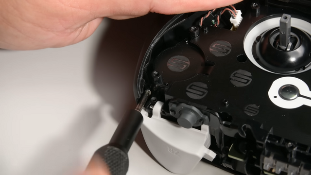 「スイッチ2」純正プロコン、やっぱり「ドリフト」悩まされそう？海外修理チャンネルからみる