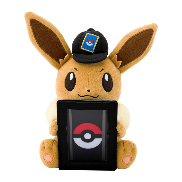 ピカチュウと『ポケカ』を一緒に飾れる！ 可愛い“ぬいぐるみ”が7月18日発売―イーブイ、ミュウもラインナップの便利アイテム