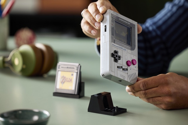 「初代ゲームボーイ」が大人向けレゴになって登場！ボタンや差込口、『ゼルダ』『マリオ』のカートリッジまで付属の超本格仕様