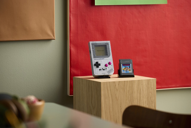 「初代ゲームボーイ」が大人向けレゴになって登場！ボタンや差込口、『ゼルダ』『マリオ』のカートリッジまで付属の超本格仕様