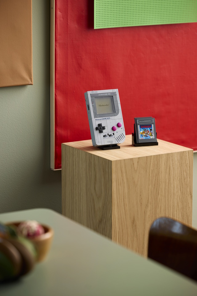 「初代ゲームボーイ」が大人向けレゴになって登場！ボタンや差込口、『ゼルダ』『マリオ』のカートリッジまで付属の超本格仕様
