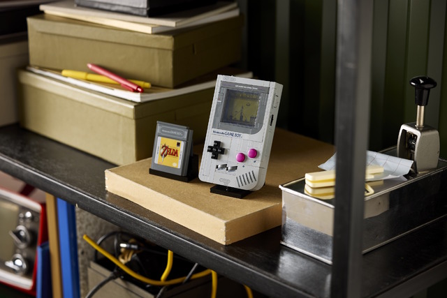 「初代ゲームボーイ」が大人向けレゴになって登場！ボタンや差込口、『ゼルダ』『マリオ』のカートリッジまで付属の超本格仕様