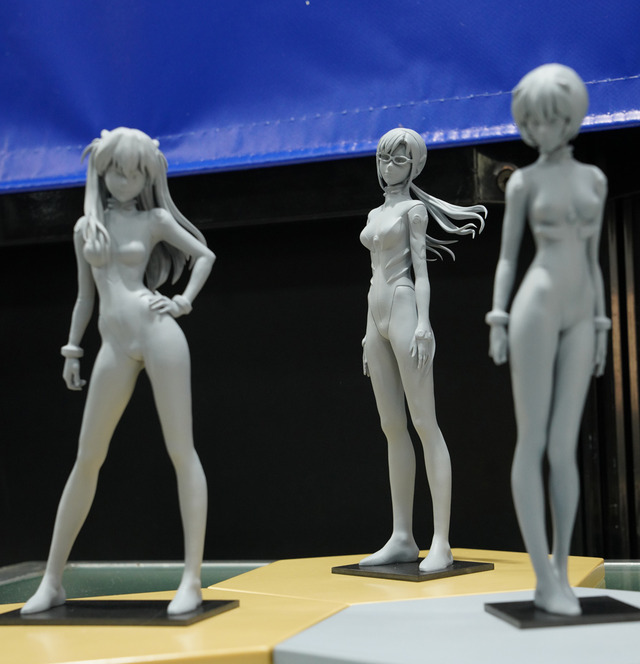 綾波レイ、アスカの大型造形物も！「エヴァワンフェス」珠玉の作品が大集結、放送30周年を記念した特別コラボ企画の様子をお届け【WF2025夏】