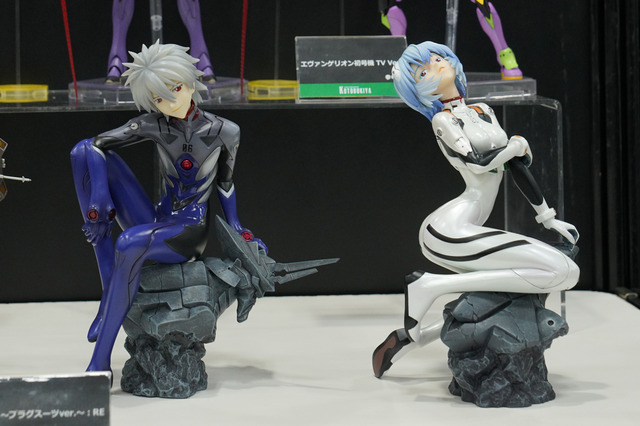 綾波レイ、アスカの大型造形物も！「エヴァワンフェス」珠玉の作品が大集結、放送30周年を記念した特別コラボ企画の様子をお届け【WF2025夏】