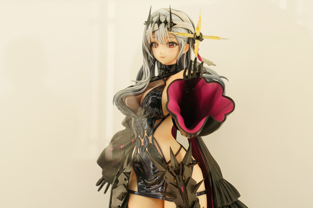 【WF2025夏】今年の夏は『NIKKE』が熱い！通常衣装から夏衣装まで、勝利の女神の麗しいフィギュアが「ワンフェス」に大集結