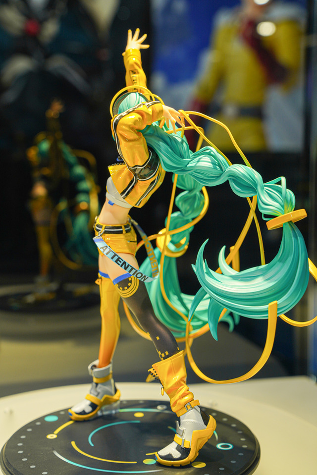 ホロライブ・フワモコやゲーマーズ等身大フィギュアの可愛さが無限大！「ミクxガンダムW」コラボなど「ワンフェス」を電脳アイドルが彩る【WF2025夏】