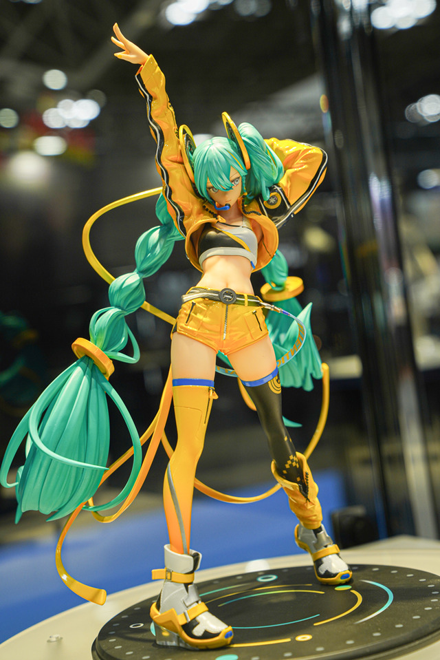 ホロライブ・フワモコやゲーマーズ等身大フィギュアの可愛さが無限大！「ミクxガンダムW」コラボなど「ワンフェス」を電脳アイドルが彩る【WF2025夏】