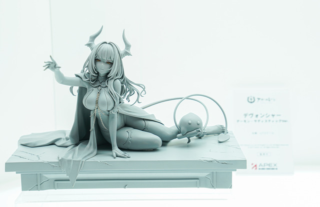 ドキッとする夏衣装から涼やかなドレスまで、「ワンフェス」に猛暑を吹き飛ばす『アズレン』『ブルアカ』美女フィギュアが集結【WF2025夏】